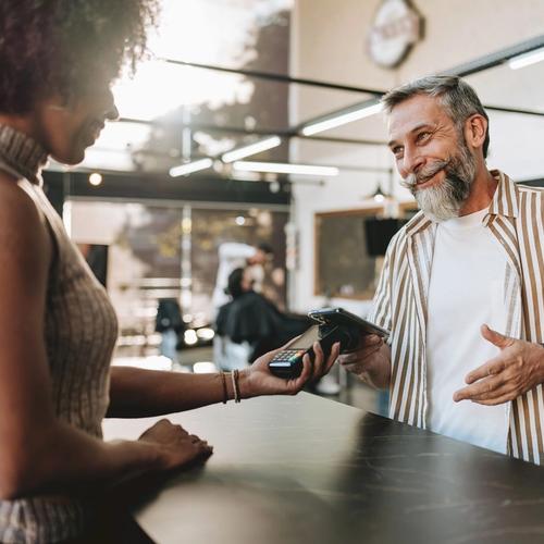 Man betaler med Morrow Bank kredittkort i mobilen sin. bilde.