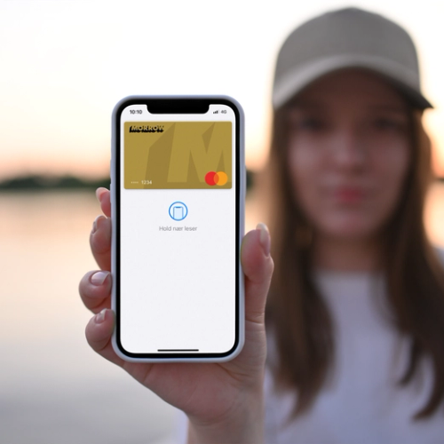 Morrow Bank digital kredittkort vises frem av ei jente.