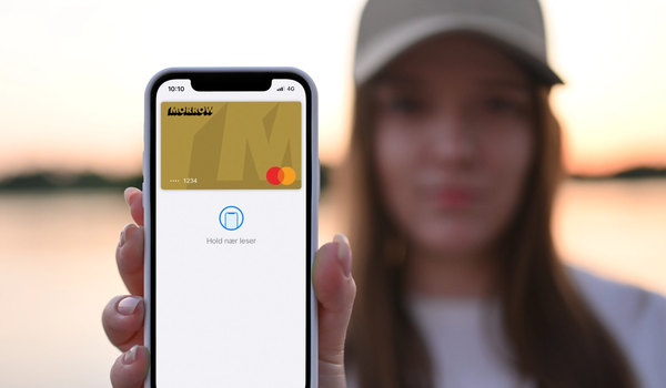 Morrow Bank digital kredittkort vises frem av ei jente.