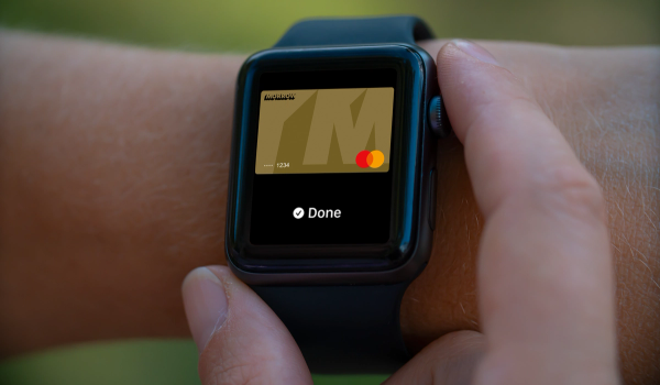 Morrow digitalt gullkort i Apple watch på armen. bilde.