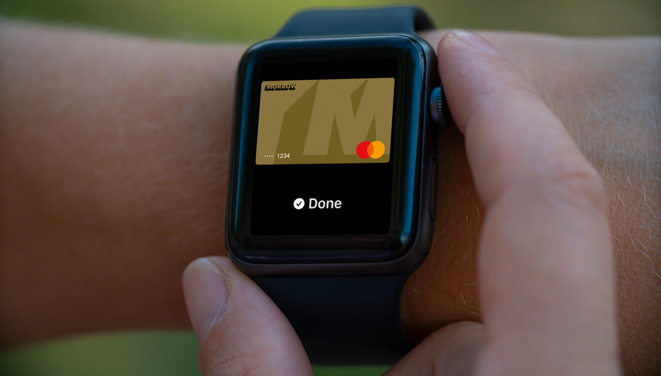 Morrow digitalt gullkort i Apple watch på armen. bilde.