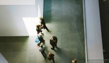 Folk på museum sett ovenfra. bilde.