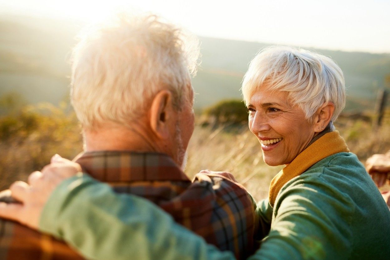 Eldre par som har spart til den fantastiske reisen de nå er på. bilde.