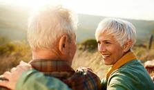 Eldre par som har spart til den fantastiske reisen de nå er på. bilde.