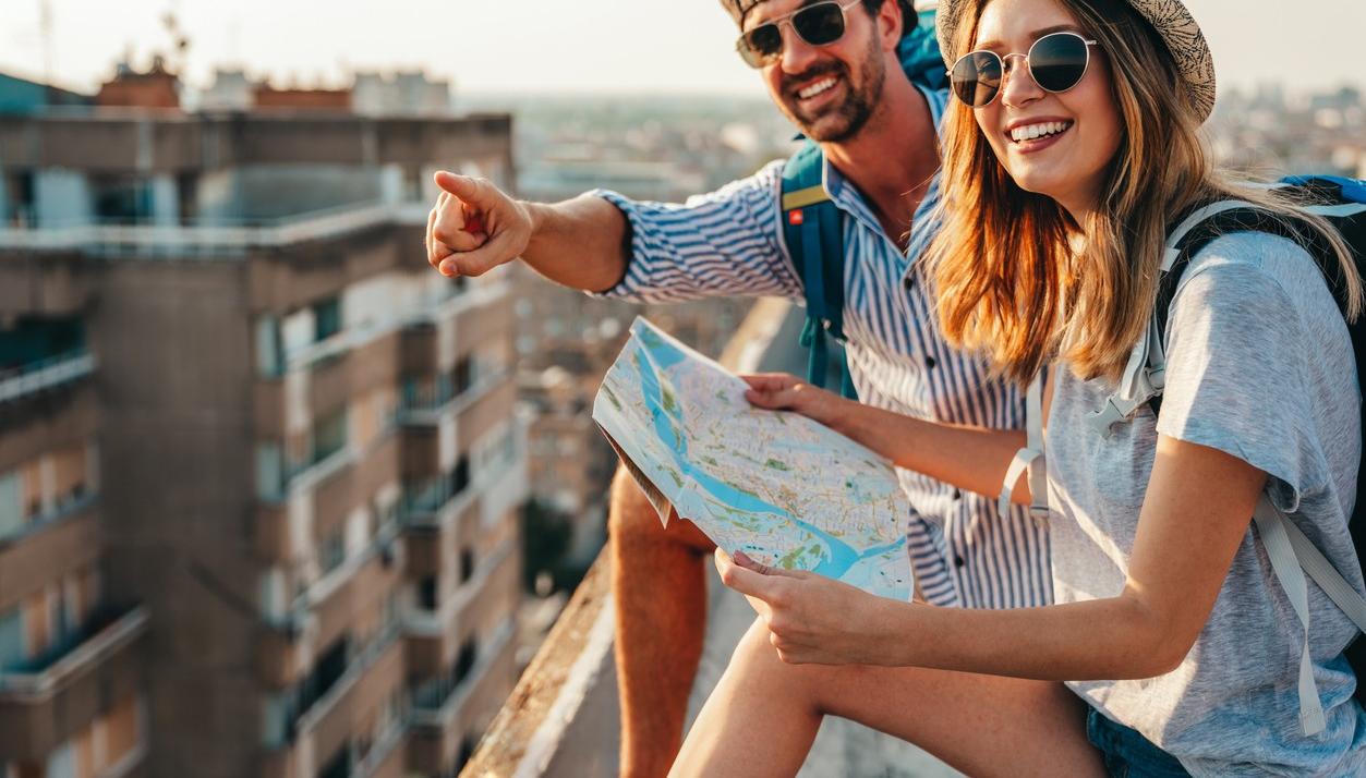 En dame og en mann på ferie. bilde.