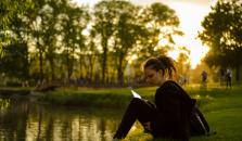 Tyttö istuu veden äärellä