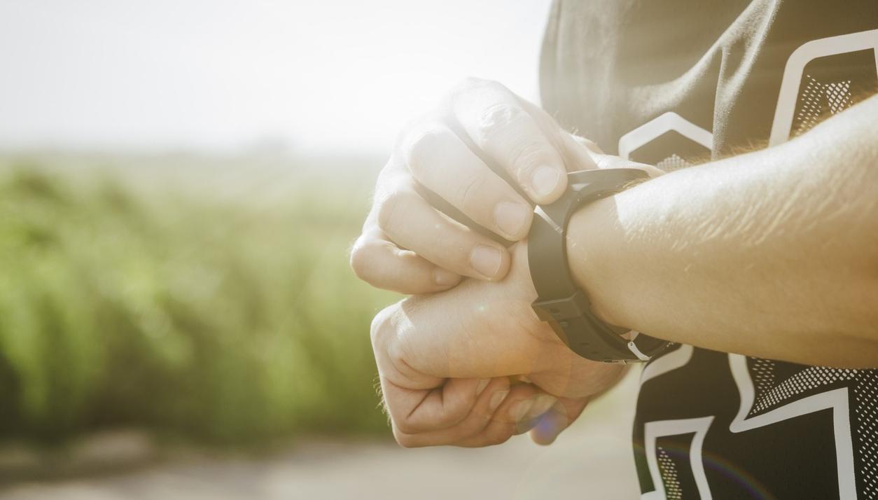 Mann bruker Morrow Bank kredittkort i sin Garmin klokke. bilde.