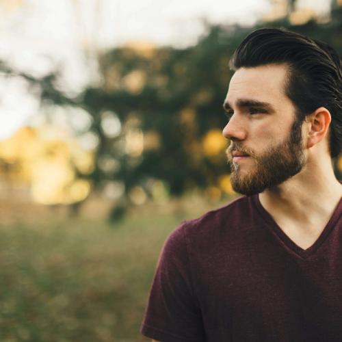 Profilbilde av mann som er utendørs. bilde.