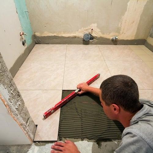 Rakennusmies rakentaa kylpyhuonetta. Valokuva.