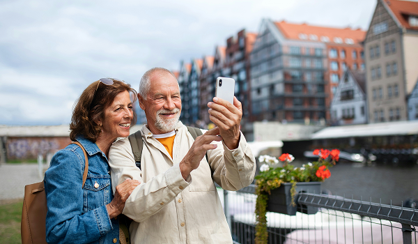 Par på resa tar selfie