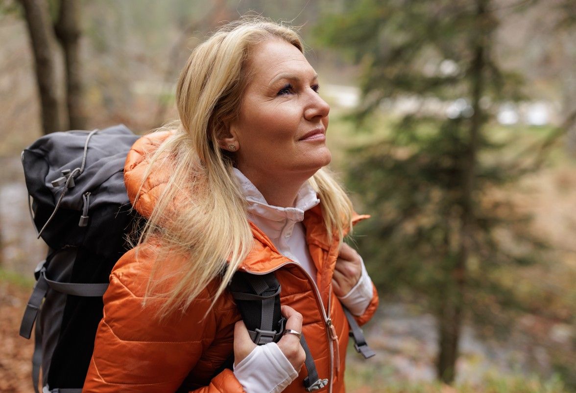 Nainen vaeltaa reppu kädessään. kuva