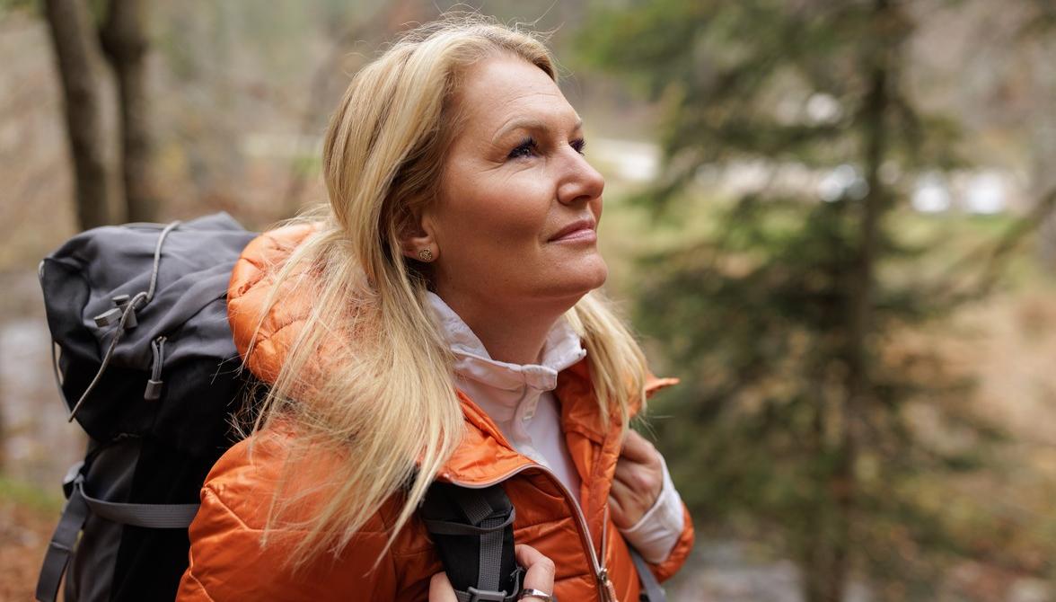 Nainen vaeltaa reppu kädessään. kuva