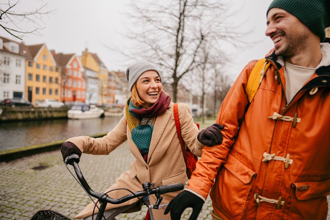 Kvinna och man på cykeltur. foto.