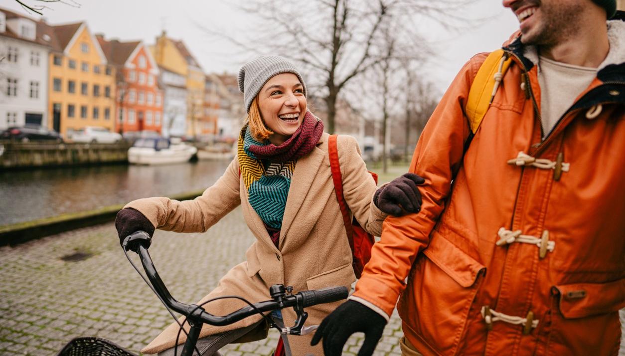 Kvinna och man på cykeltur. foto.