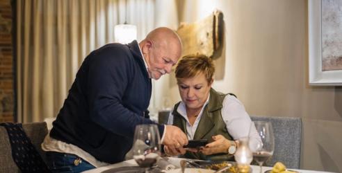 Äldre par på restaurang ska betala middagen med mobilen