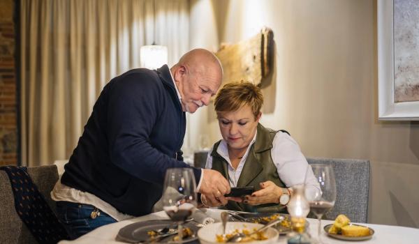 Äldre par på restaurang ska betala middagen med mobilen