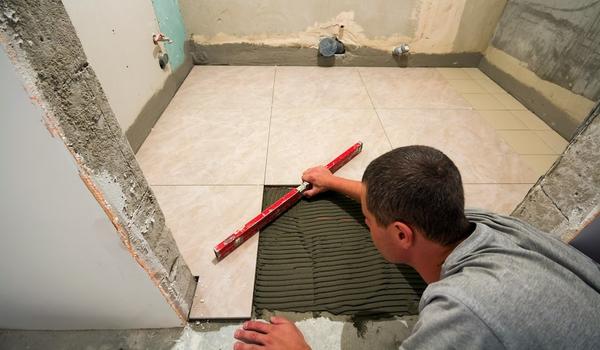 Man med vattenpass lägger klinkers