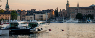 Morrow logo i gul och blå på en bild av Stockholm stad. bild.