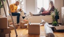 Ett par och deras hund tar en paus mitt i flytten. foto.