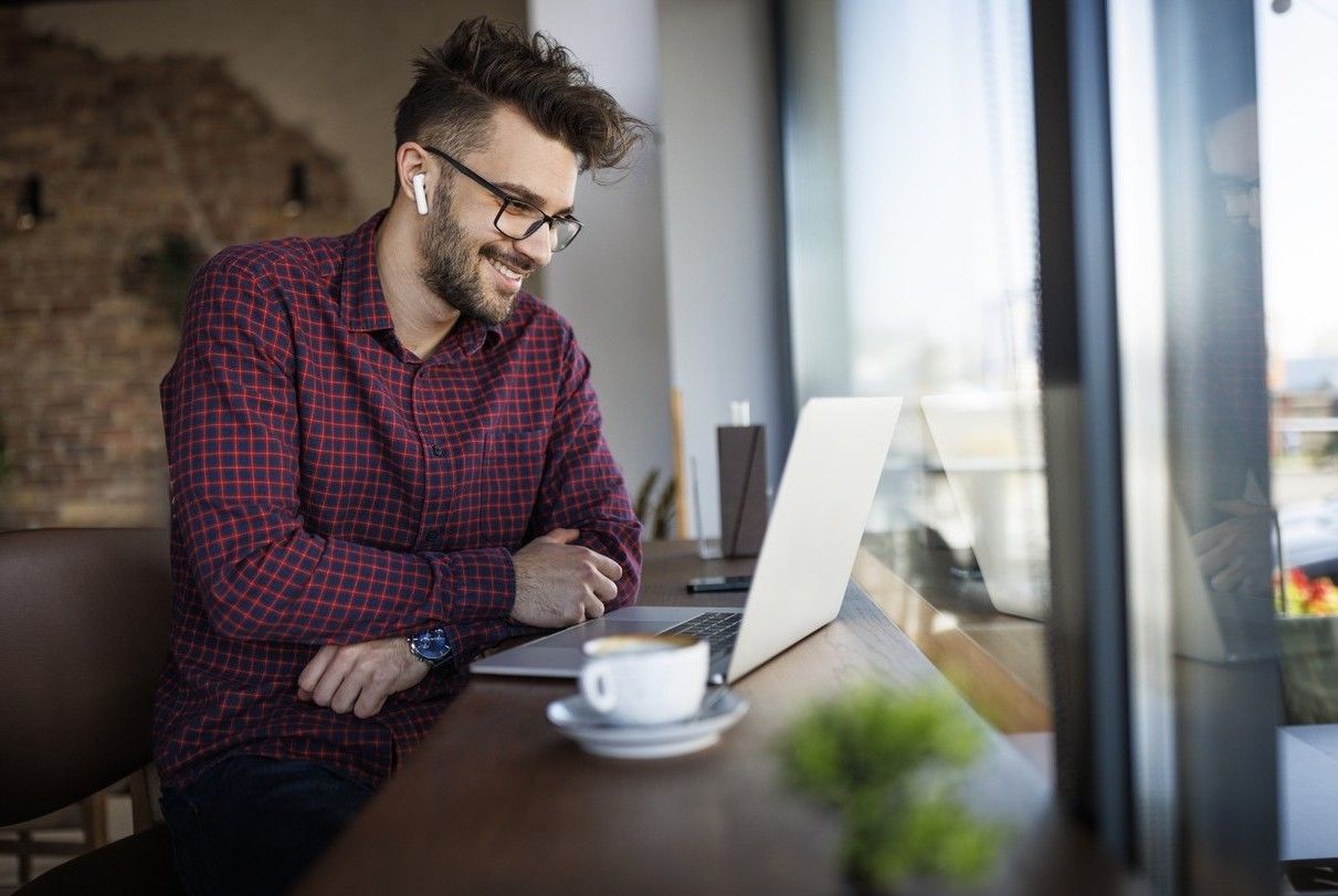 Man fyller i ansökningsformulär direkt på sin laptop. foto.