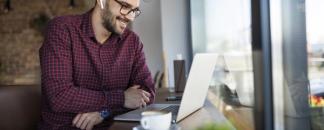 Man fyller i ansökningsformulär direkt på sin laptop. foto.