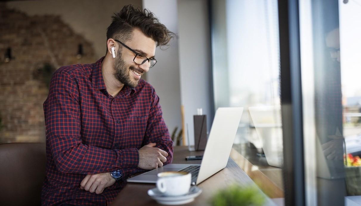 Man fyller i ansökningsformulär direkt på sin laptop. foto.