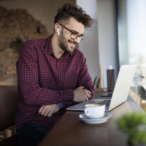 Man fyller i ansökningsformulär direkt på sin laptop. foto.