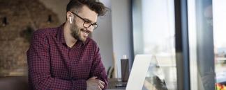 Man fyller i ansökningsformulär direkt på sin laptop. foto.