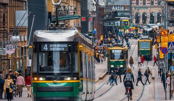 Kolme ratikkaa kulkee Helsingin keskustassa