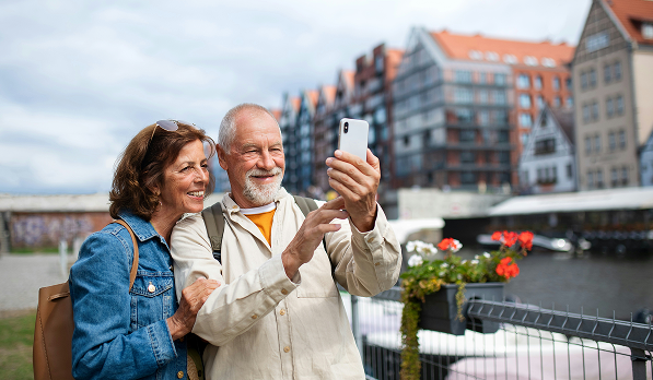 Eldre par tar selfie. De er på ferie. bilde.