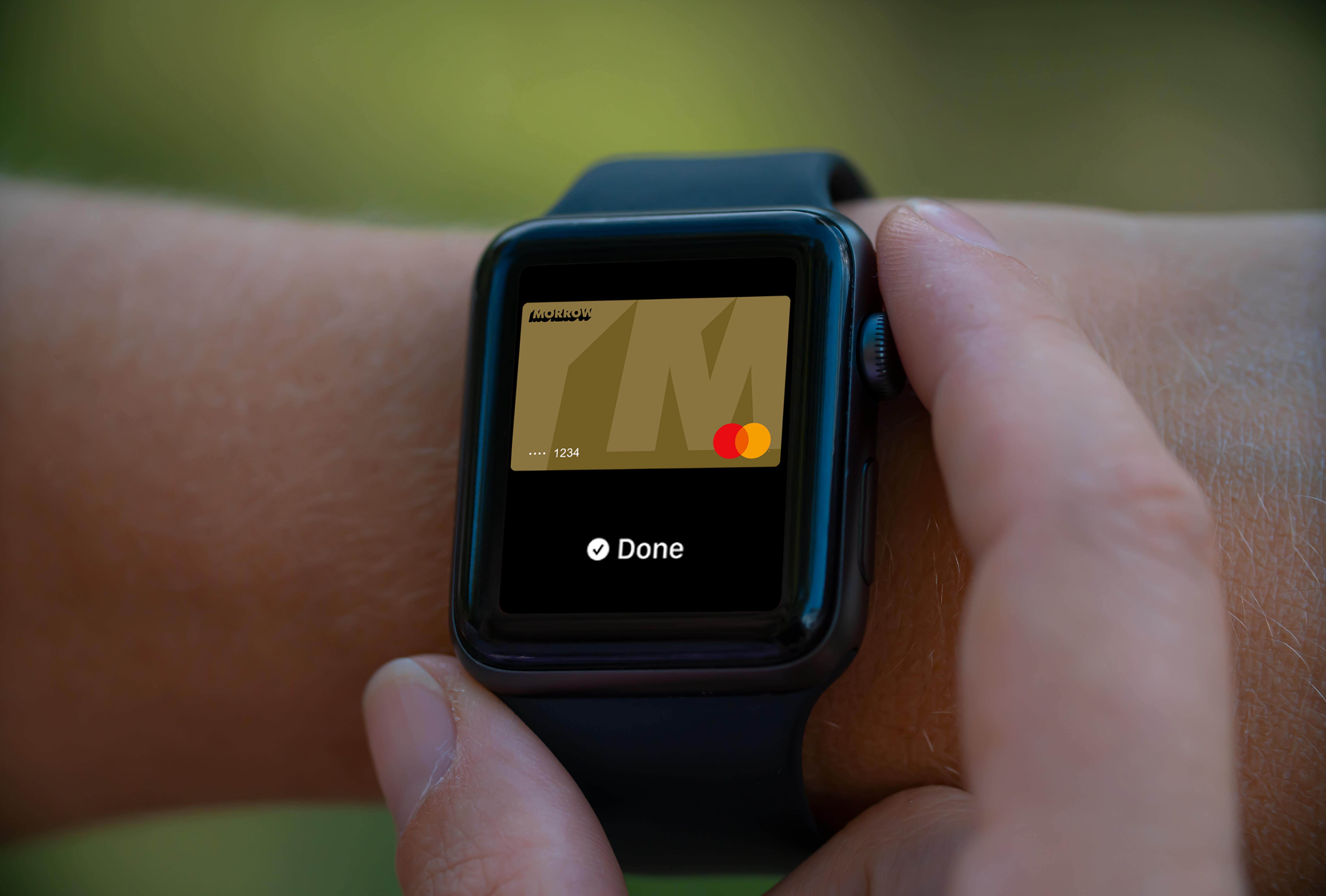 Käytä Morrow Bankin kultakorttia Apple kellossa lähimaksuun. Valokuva.