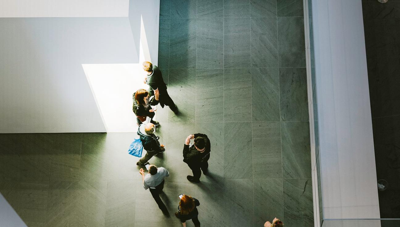 Människor som går i ett museum. Foto.