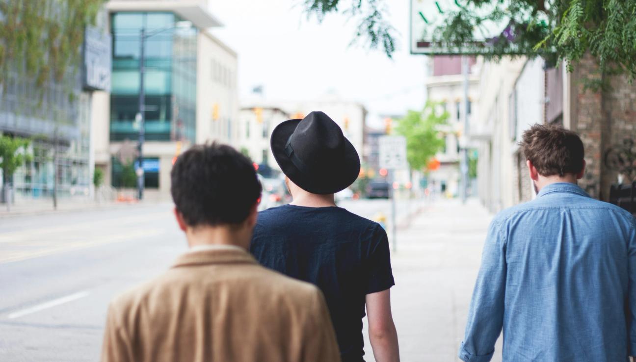 Tre män går i staden