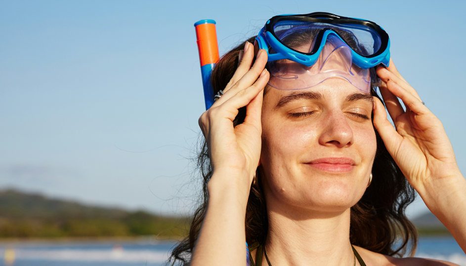 Dame med dykkemaske. Hun lukker øynene og smiler. bilde.