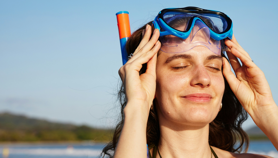 Dame med dykkemaske. Hun lukker øynene og smiler. bilde.