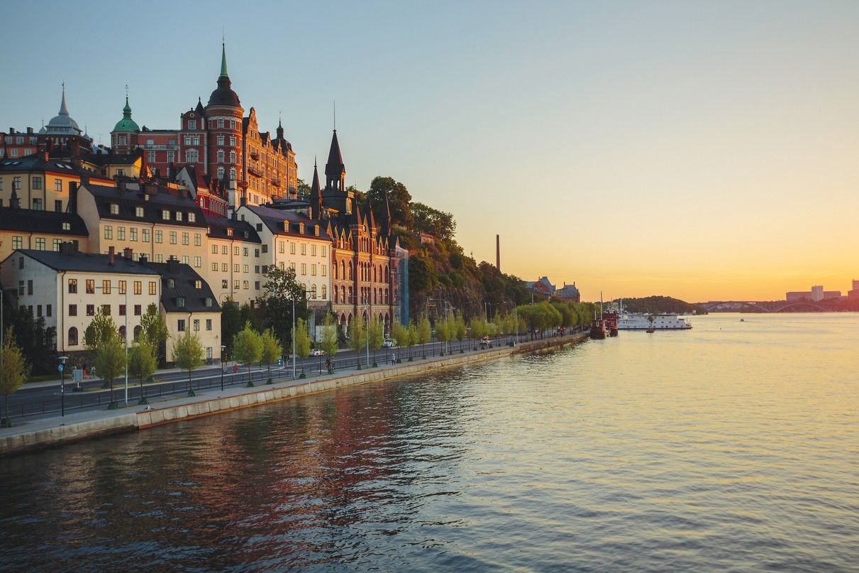 Vy från vattnet över strandkanten på Södermalm i Stockholm.