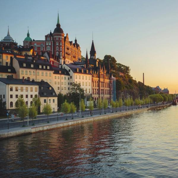 Vy från vattnet över strandkanten på Södermalm i Stockholm.