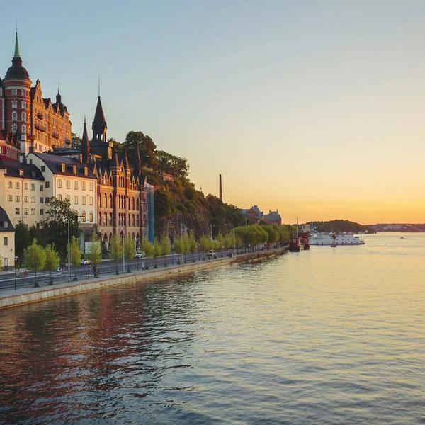 Vy från vattnet över strandkanten på Södermalm i Stockholm.