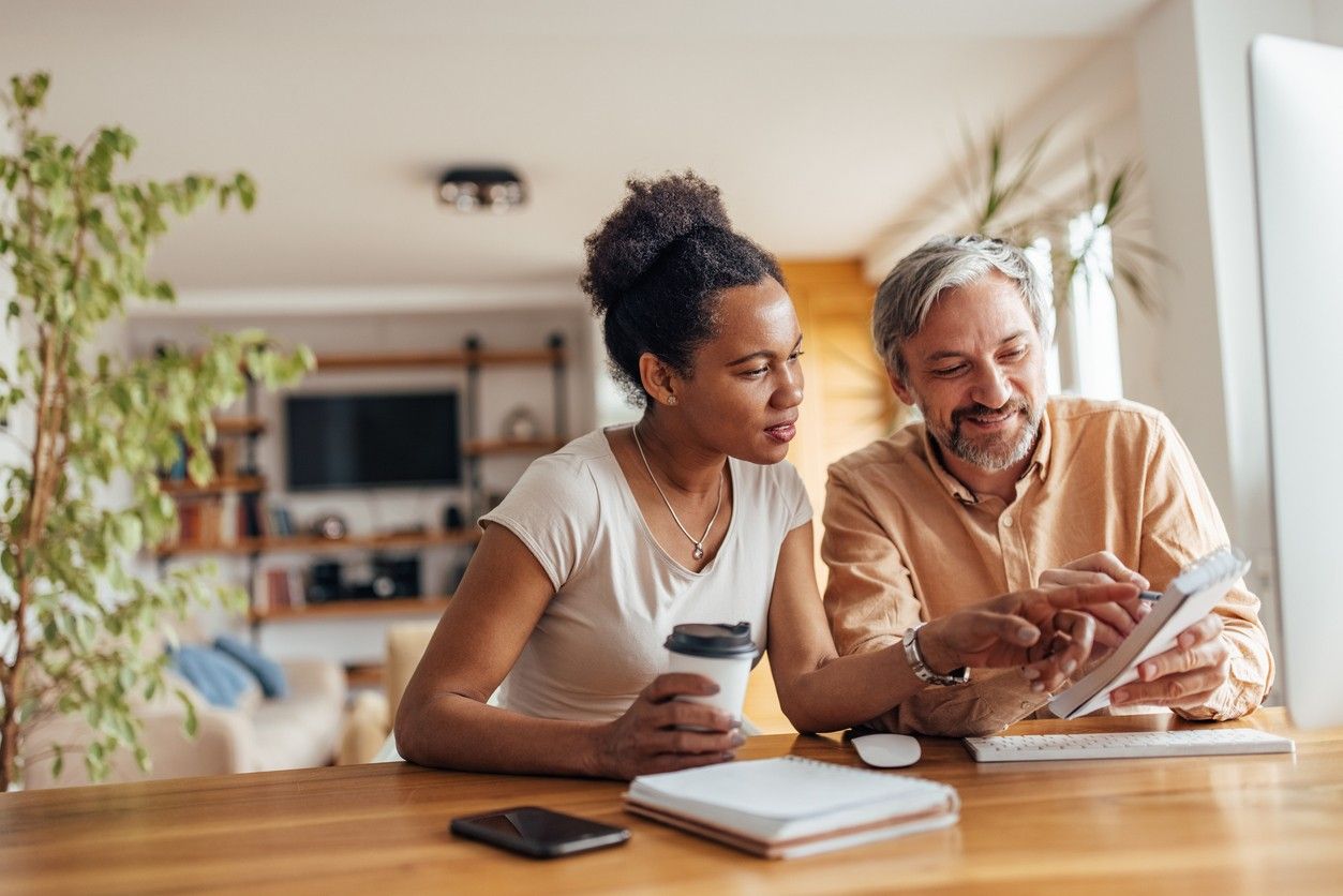 Man och kvinna sitter vid bordet och räknar på ekonomin. foto.