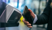 Man blippar mobilen mot en betalterminal