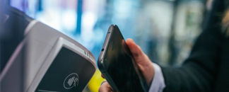 Man blippar mobilen mot en betalterminal