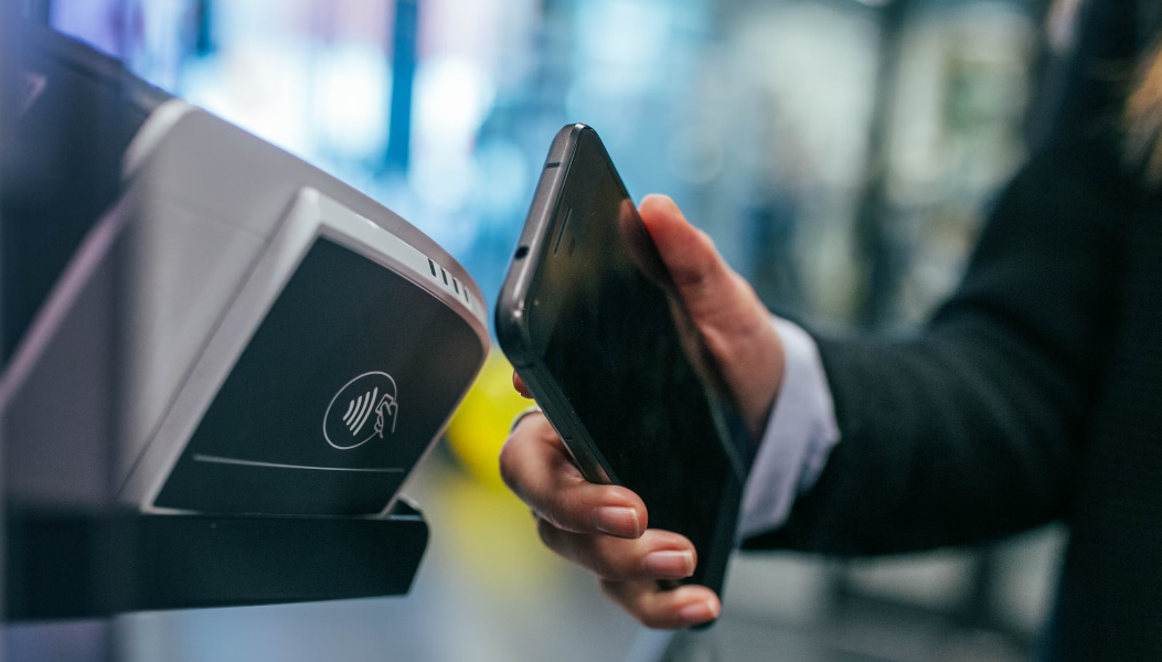 Man blippar mobilen mot en betalterminal