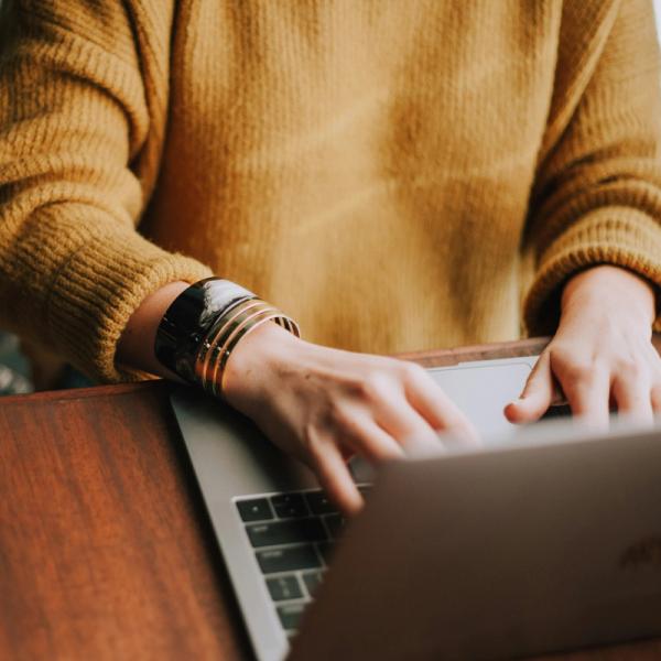Händer skriver på laptop