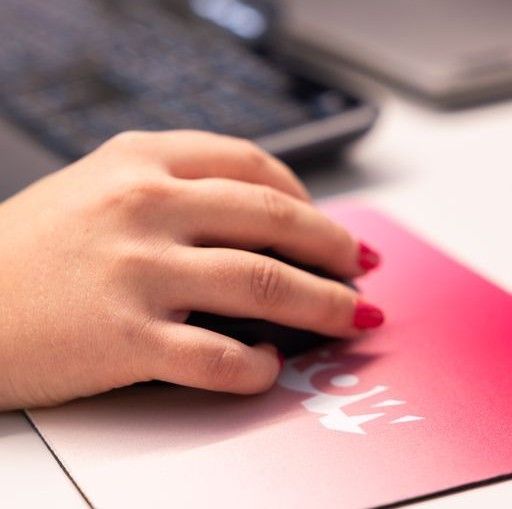 Käsi, jossa on vaaleanpunaista kynsilakkaa, työskentelee Morrow Bankissa. Valokuva.