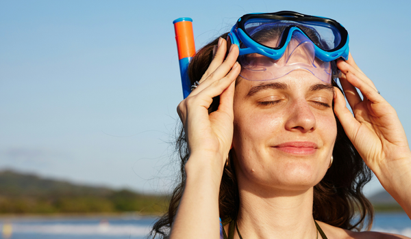 Kvinna vid havet med cyklop