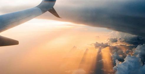 Flygplansvinge bland molnen