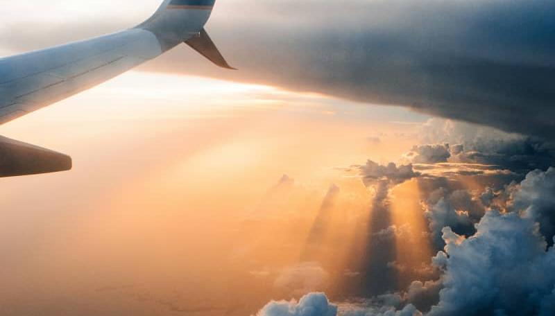 Flygplansvinge bland molnen