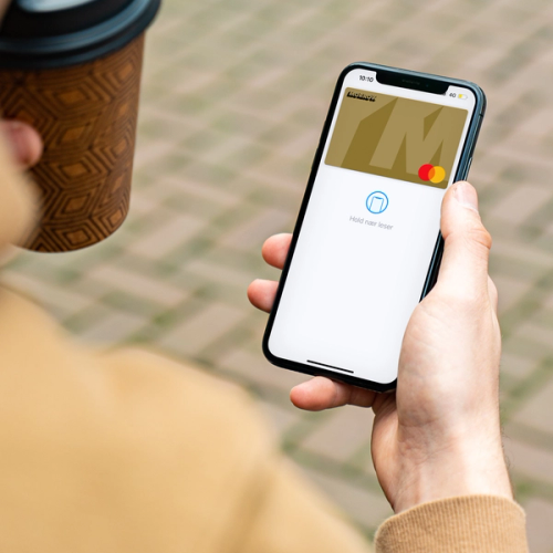 Mies on maksanut kahvinsa Morrow Bankin digitaalisella luottokortilla. Valokuva.