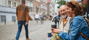 Par på resa tar en paus med en kaffe i handen