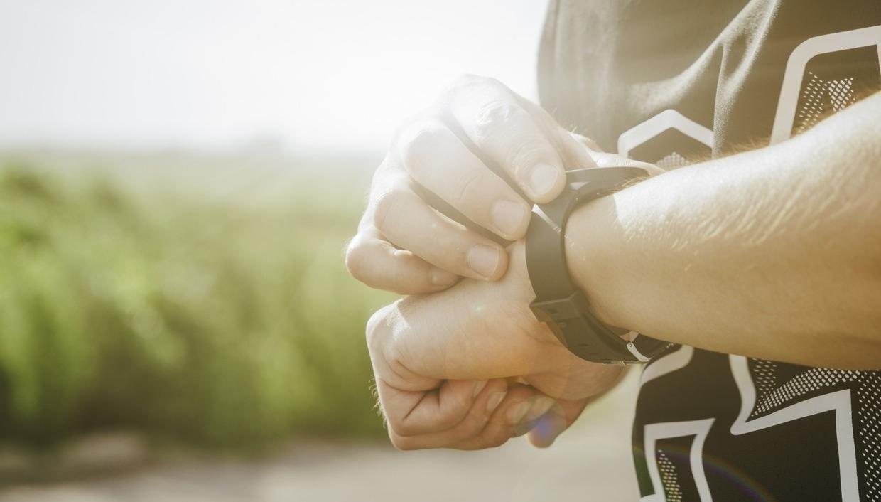 Mann bruker Morrow Bank kredittkort i sin Garmin klokke. bilde.